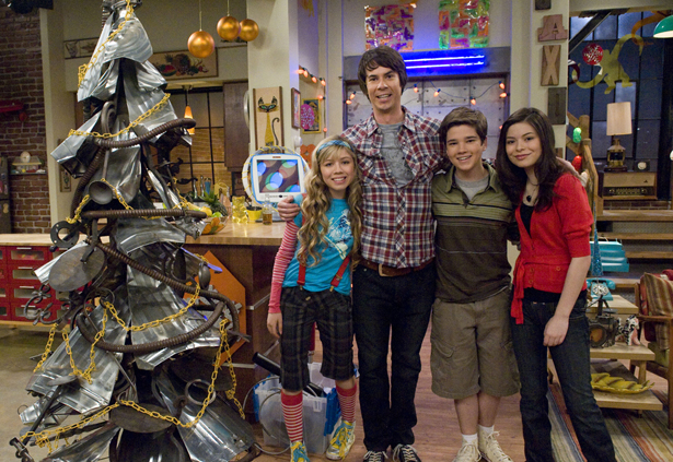 The cast of iCarly pose for the camera. 