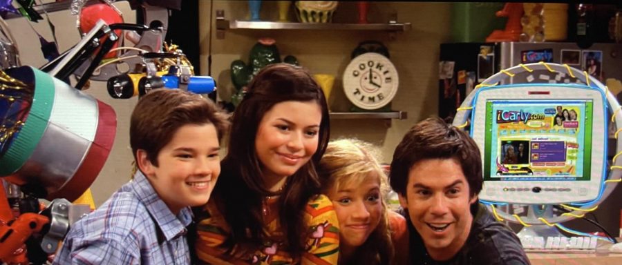 The cast of iCarly pose for the camera. 