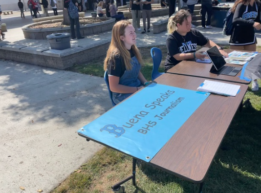 Buena students gather at the quad Sep. 30 to sign up for clubs.