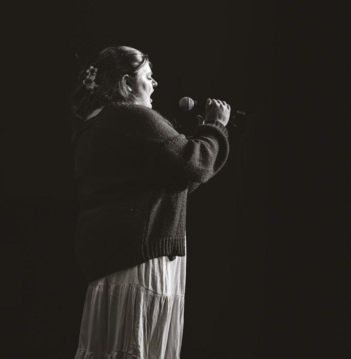 Tegan Farnsworth sings for the crowd at Buena's choir/jazz band showcase in Spring 2025.